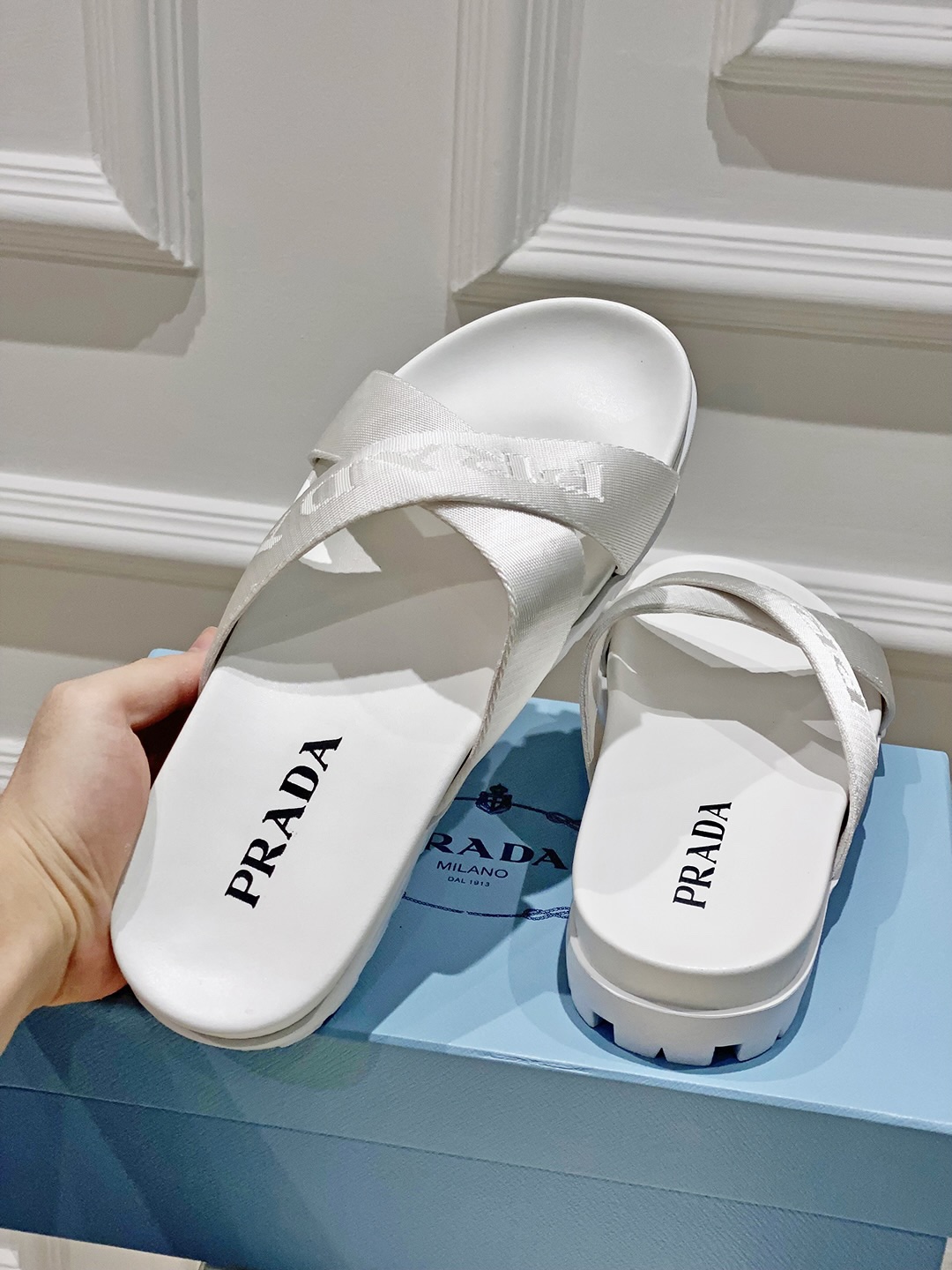 Bagsaaa Pra*a White Slides