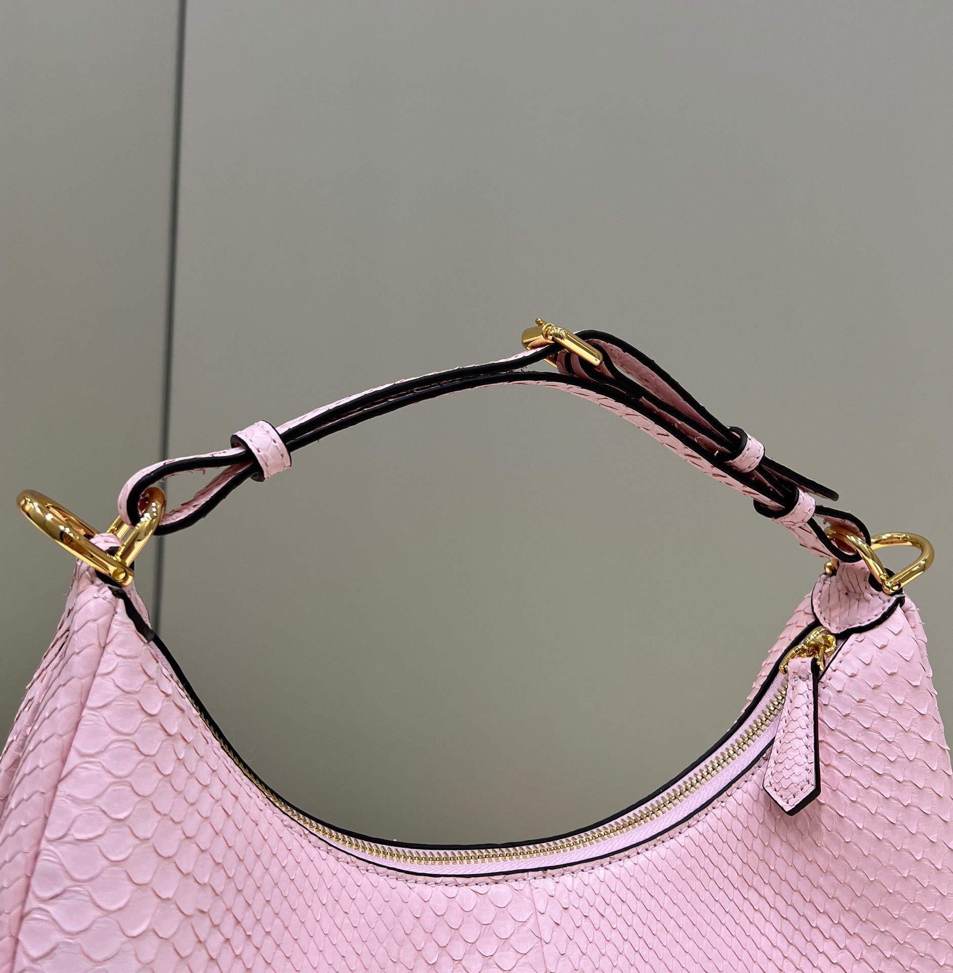 Bagsaaa F**di Small Graphy In Pink Pythin Leather - 10×29×24.5cm