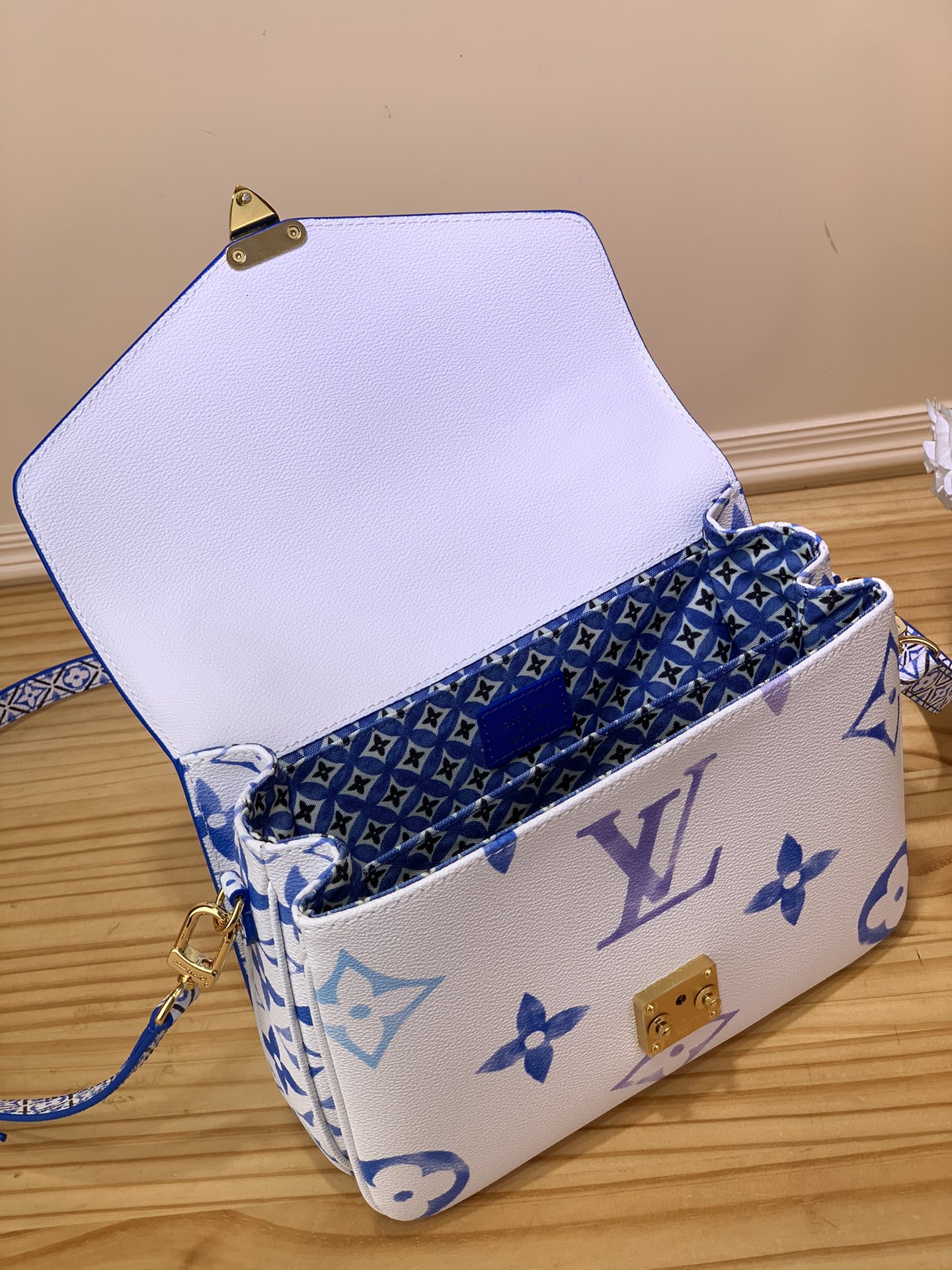 Bagsaaa L0vis Vvtt0n By The Pool Pochette Metis Blue - 25 x 19 x 7 cm