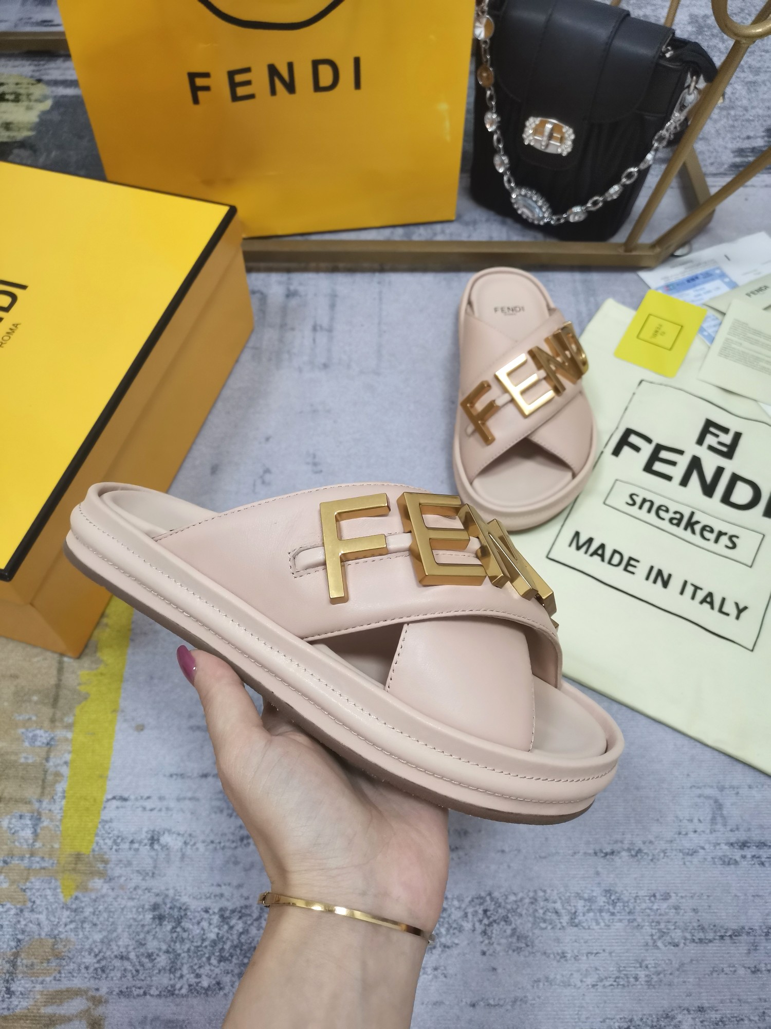 Bagsaaa F**digraphy Pink Leather Sildes