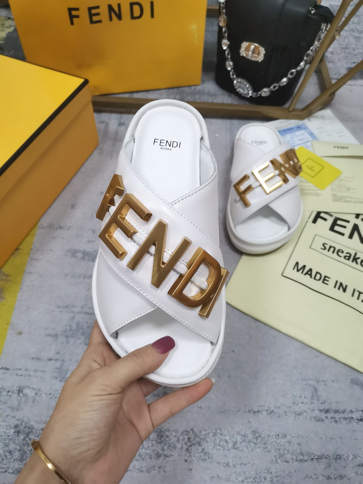 Bagsaaa F**digraphy White Leather Sildes