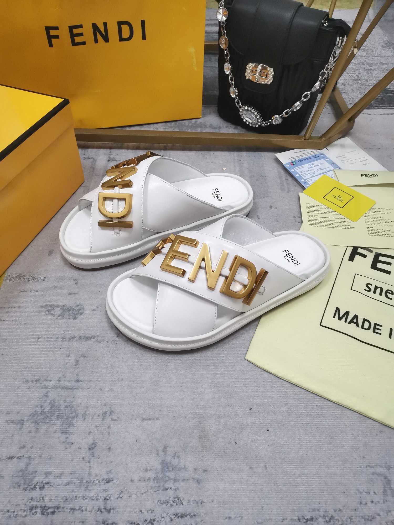 Bagsaaa F**digraphy White Leather Sildes