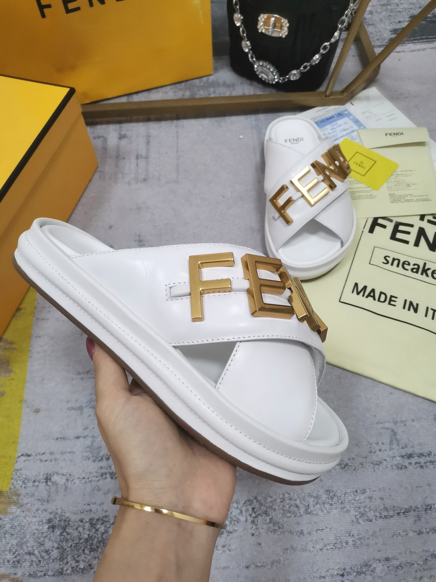 Bagsaaa F**digraphy White Leather Sildes