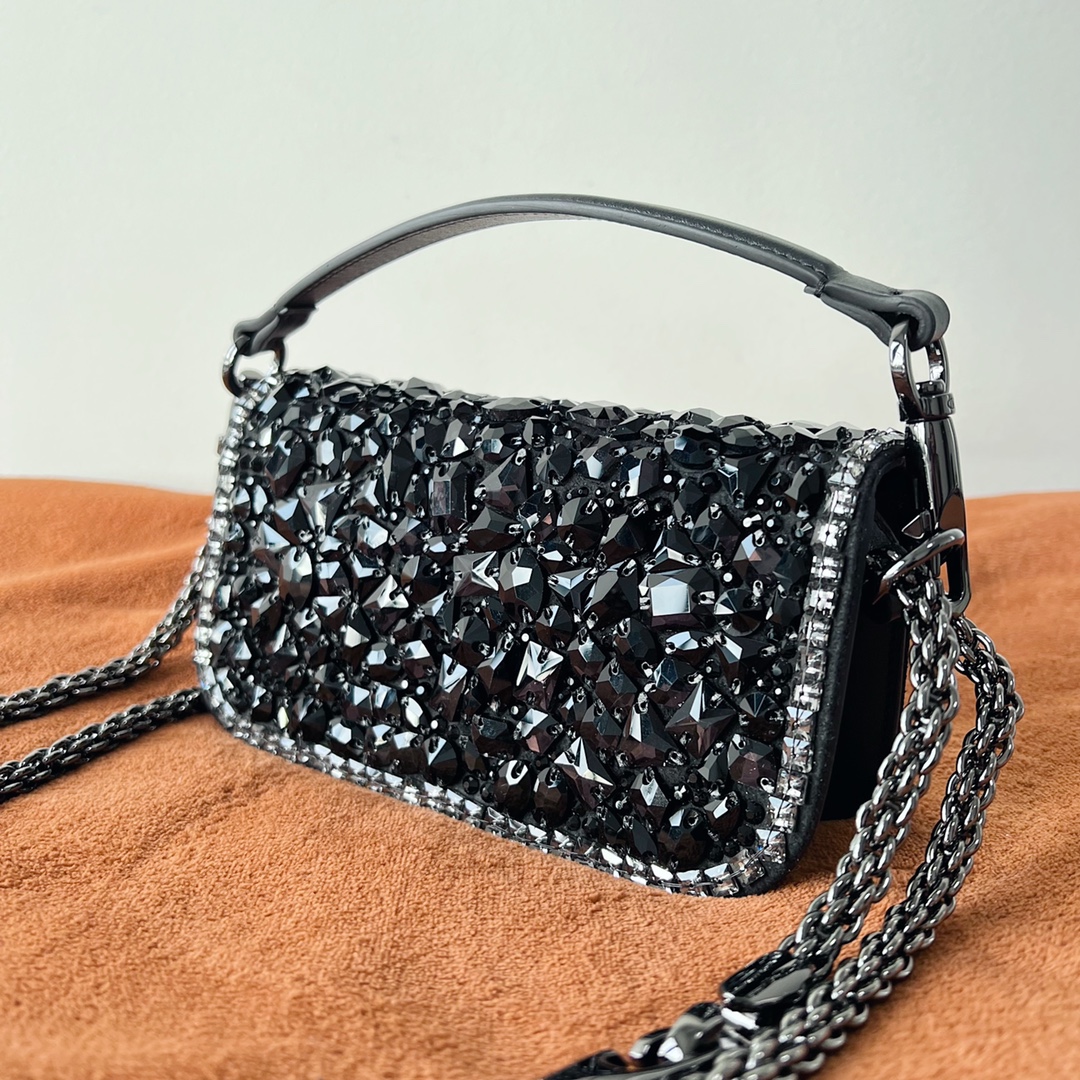 Bagsaaa Va1e*ntin0 Garavani Mini Locò Black Crystal - 19 x 10.5 x 5 cm