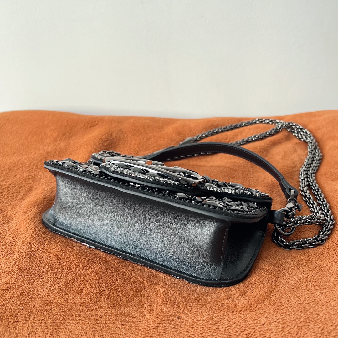 Bagsaaa Va1e*ntin0 Garavani Mini Locò Black Crystal - 19 x 10.5 x 5 cm