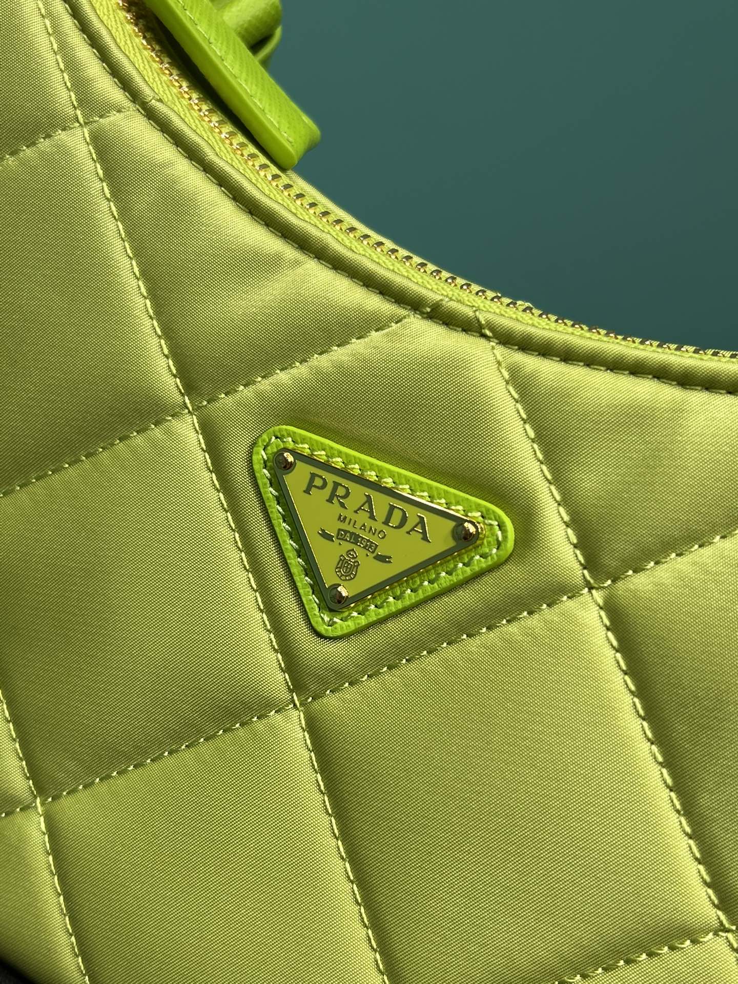 Bagsaaa Pra*a Re-Nylon mini-bag green - 22x18x6cm