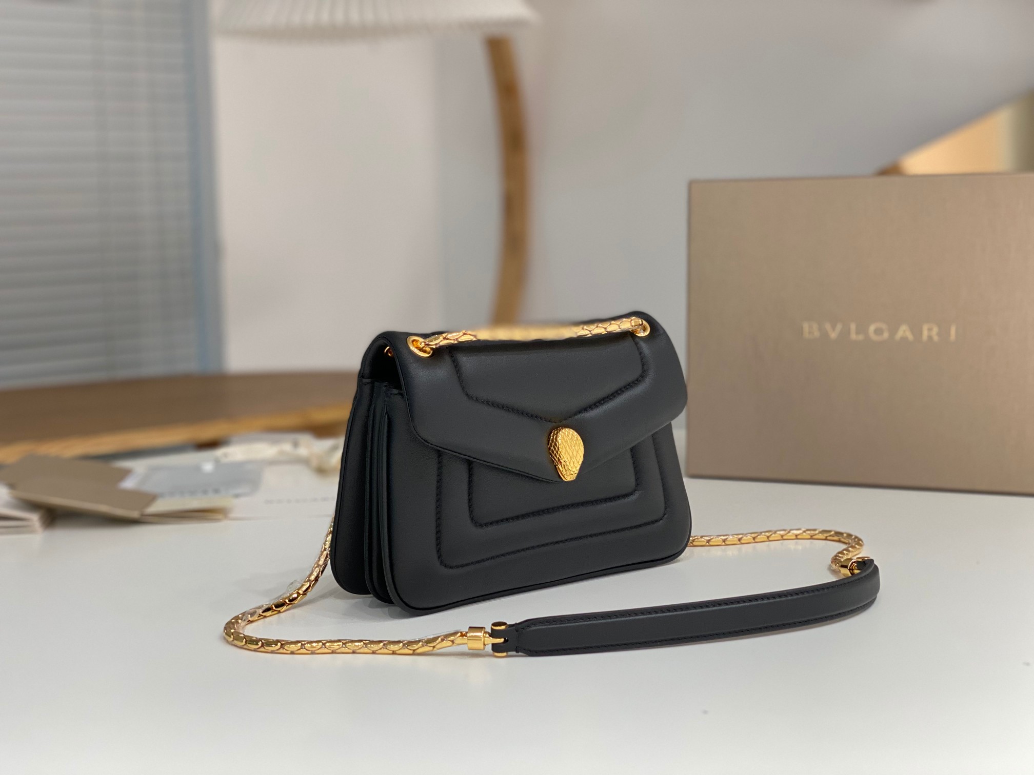 Bagsaaa Bv1g*ai Serpenti Reverse Black Bag- 22.5 X 15 X 7cm