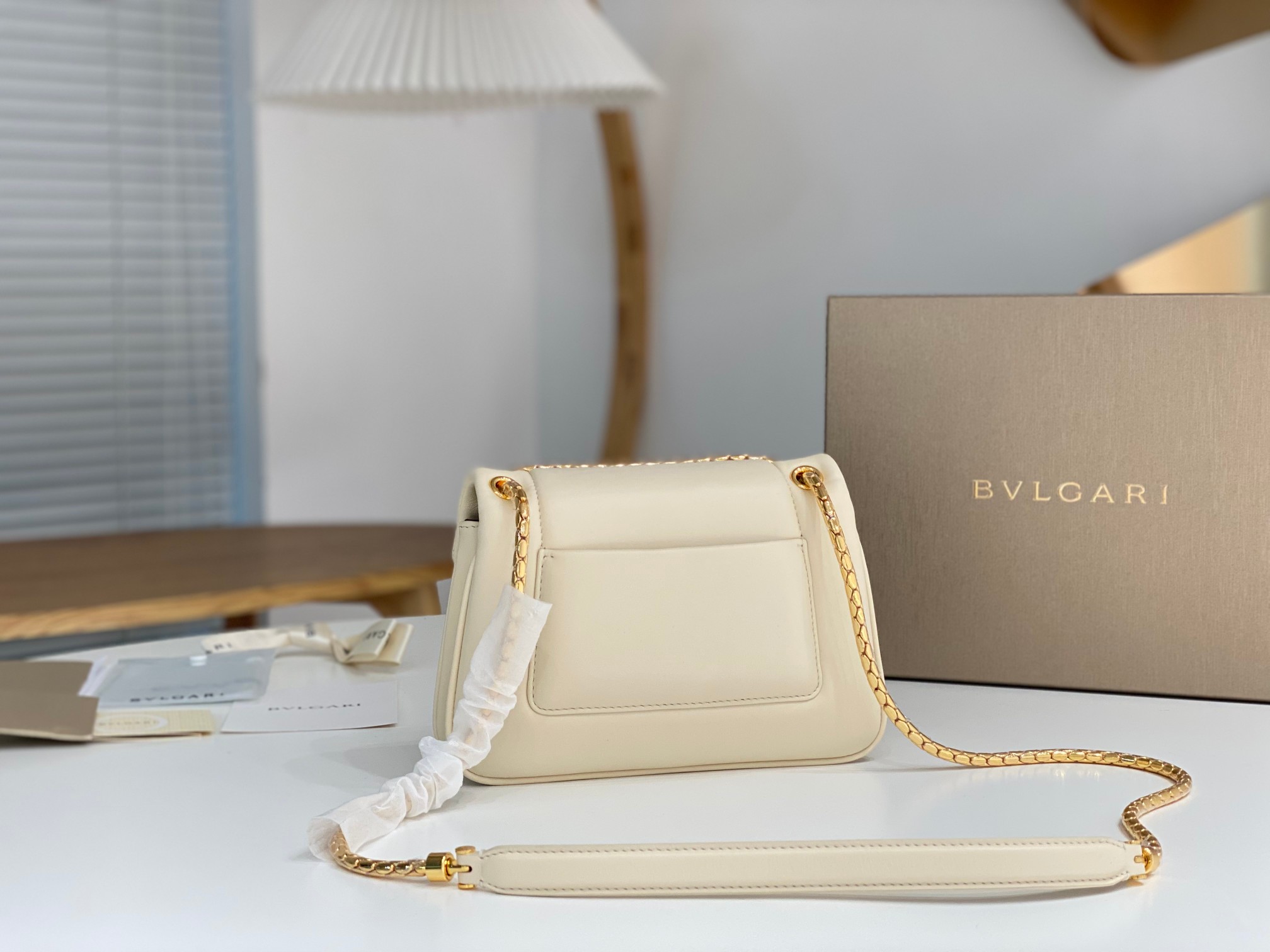 Bagsaaa Bv1g*ai Serpenti Reverse White Bag- 22.5 X 15 X 7cm