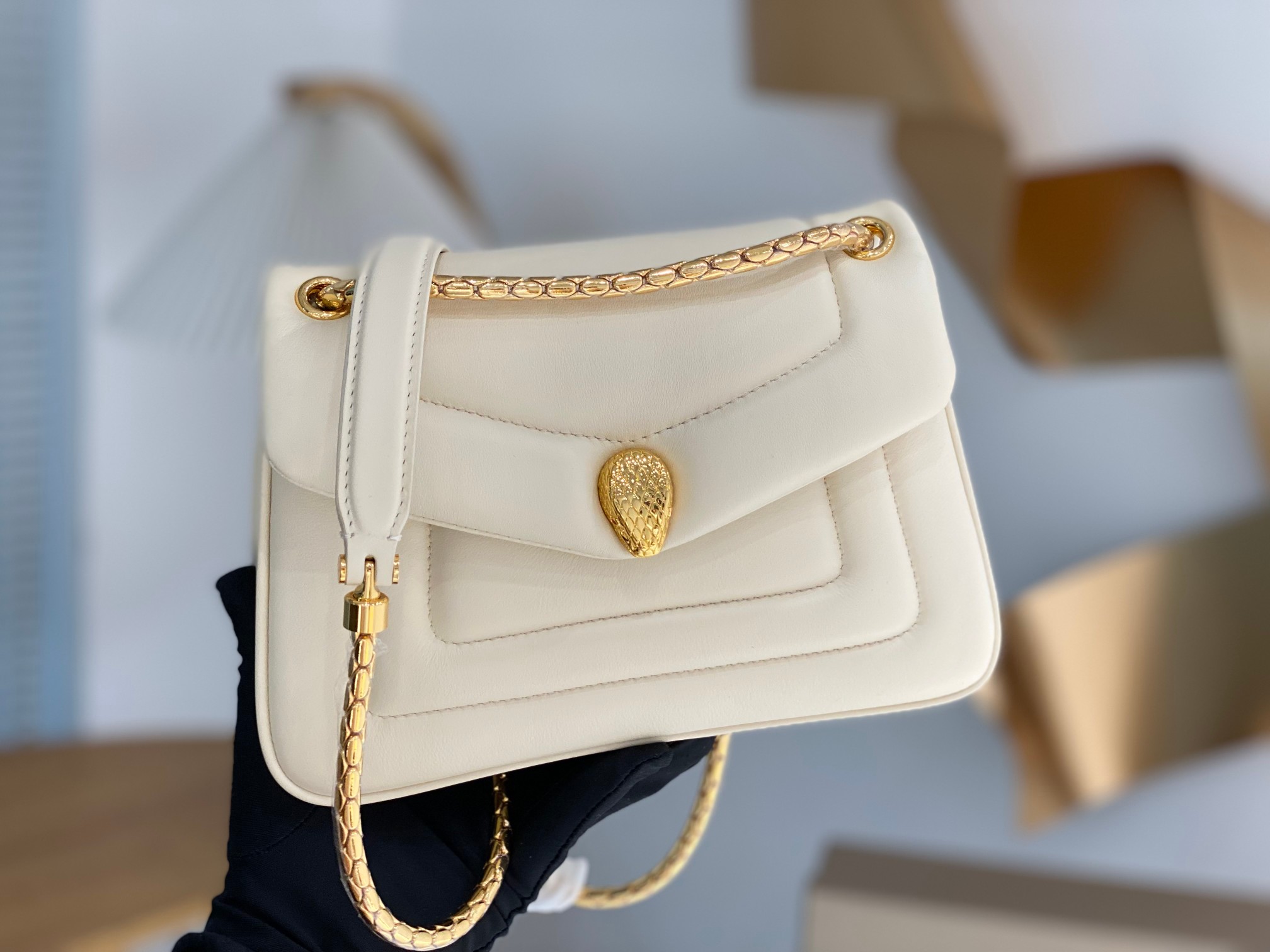 Bagsaaa Bv1g*ai Serpenti Reverse White Bag- 22.5 X 15 X 7cm