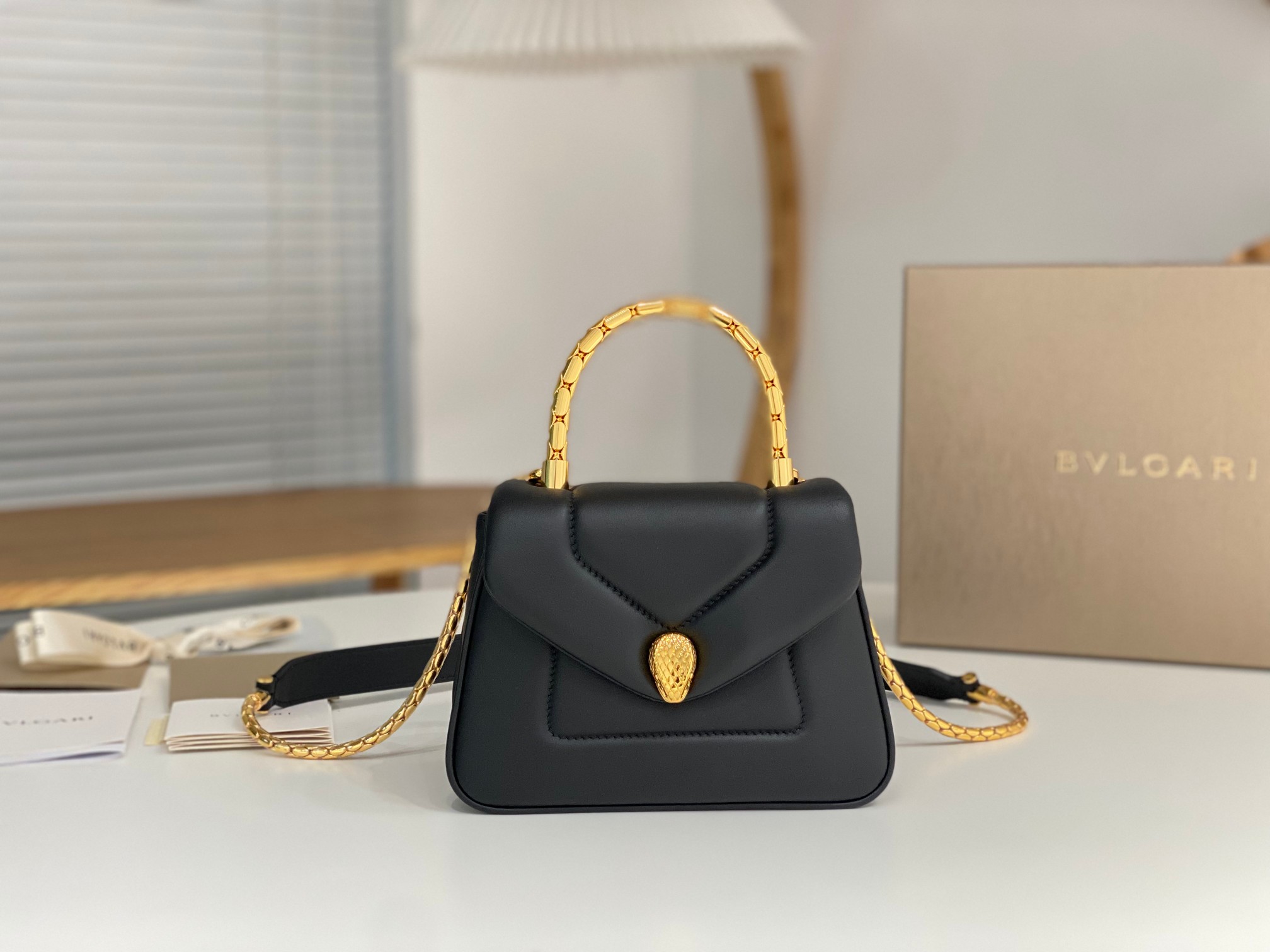 Bagsaaa Bv1g*ai Serpenti Reverse Top Handle Black Bag - 22.5 X 15 X 7cm