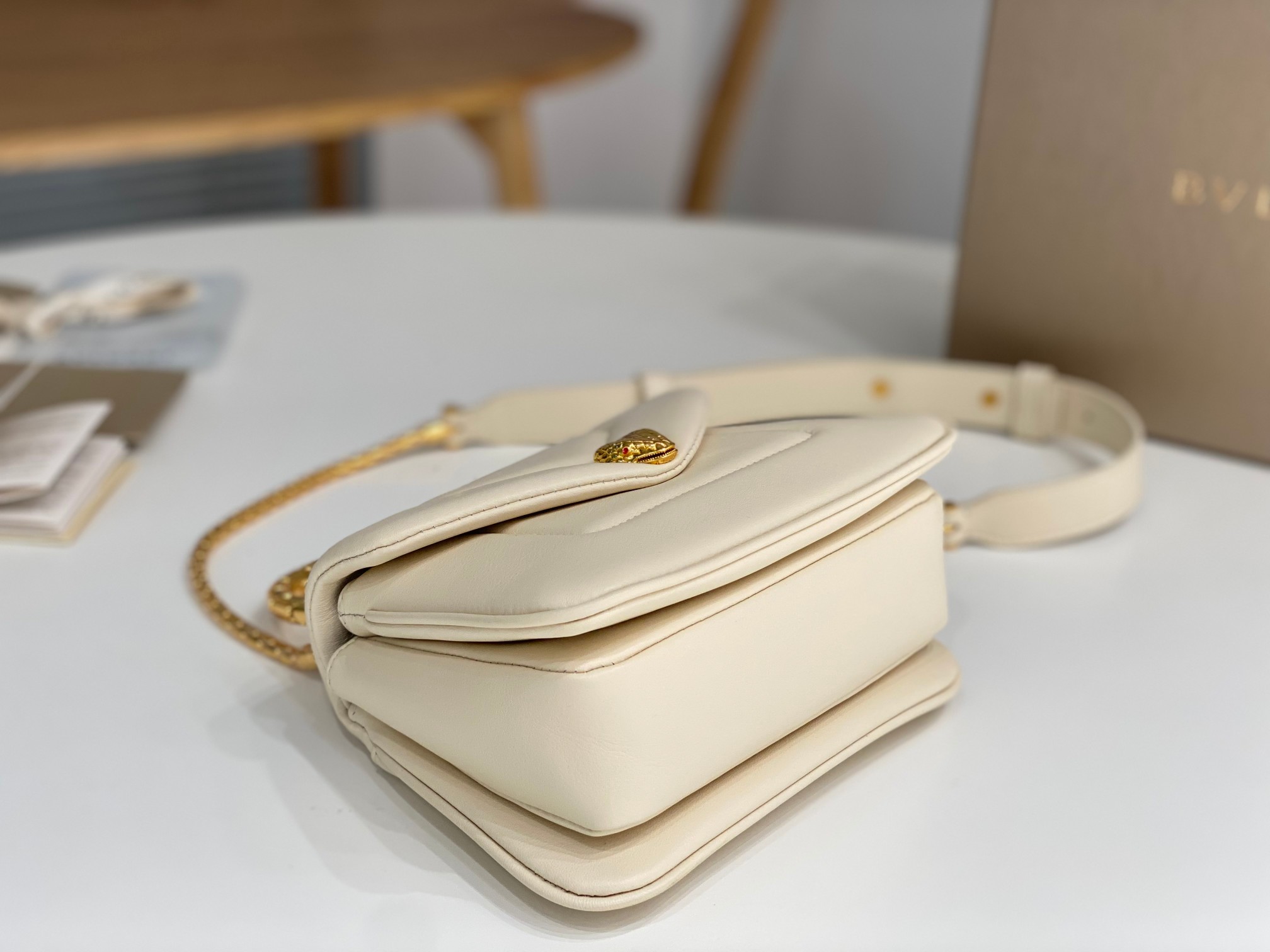 Bagsaaa Bv1g*ai Serpenti Reverse Top Handle White Bag - 22.5 X 15 X 7cm