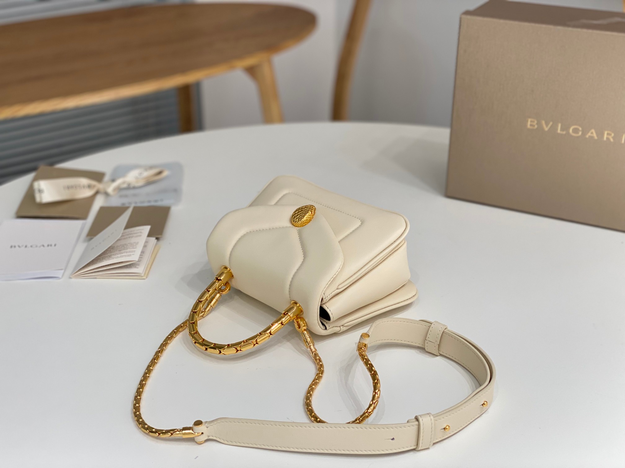 Bagsaaa Bv1g*ai Serpenti Reverse Top Handle White Bag - 22.5 X 15 X 7cm