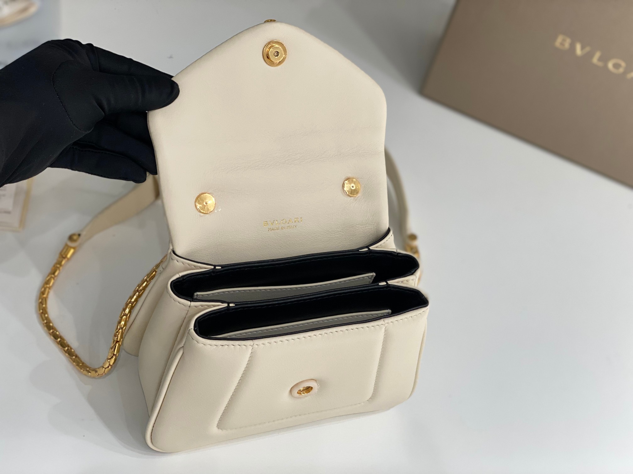 Bagsaaa Bv1g*ai Serpenti Reverse Top Handle White Bag - 22.5 X 15 X 7cm