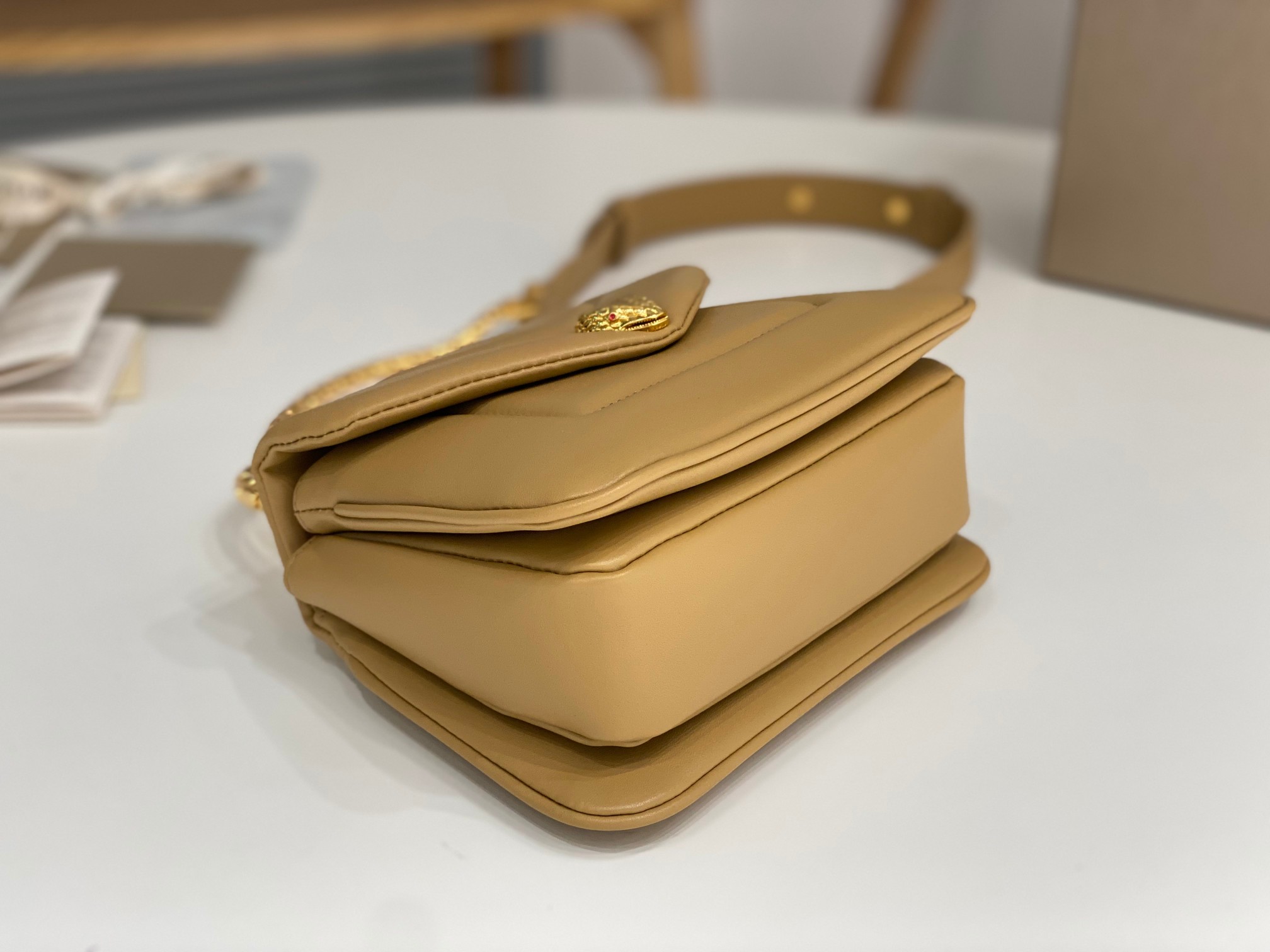 Bagsaaa Bv1g*ai Serpenti Reverse Top Handle Beige Bag - 22.5 X 15 X 7cm