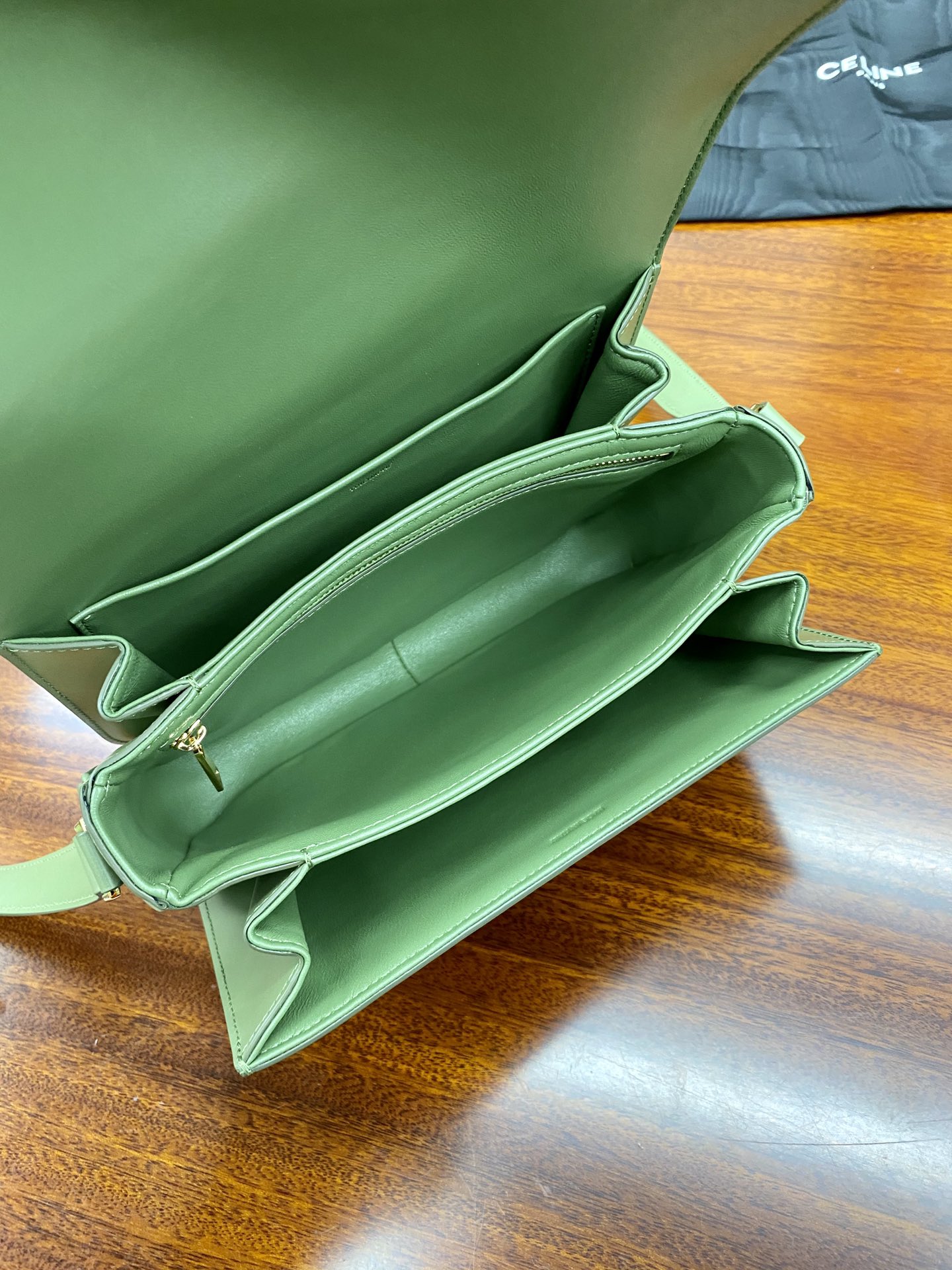 Bagsaaa Ce1i*e Classique Triomphe In shiny Calfskin Leather Green - 22.5 X 16.5 X 7.5 cm