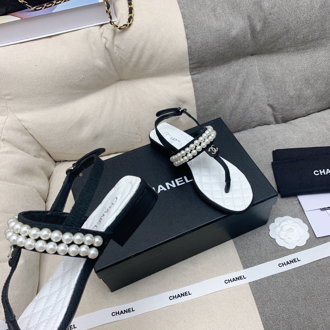 Bagsaaa Ch**el Pear Slippers