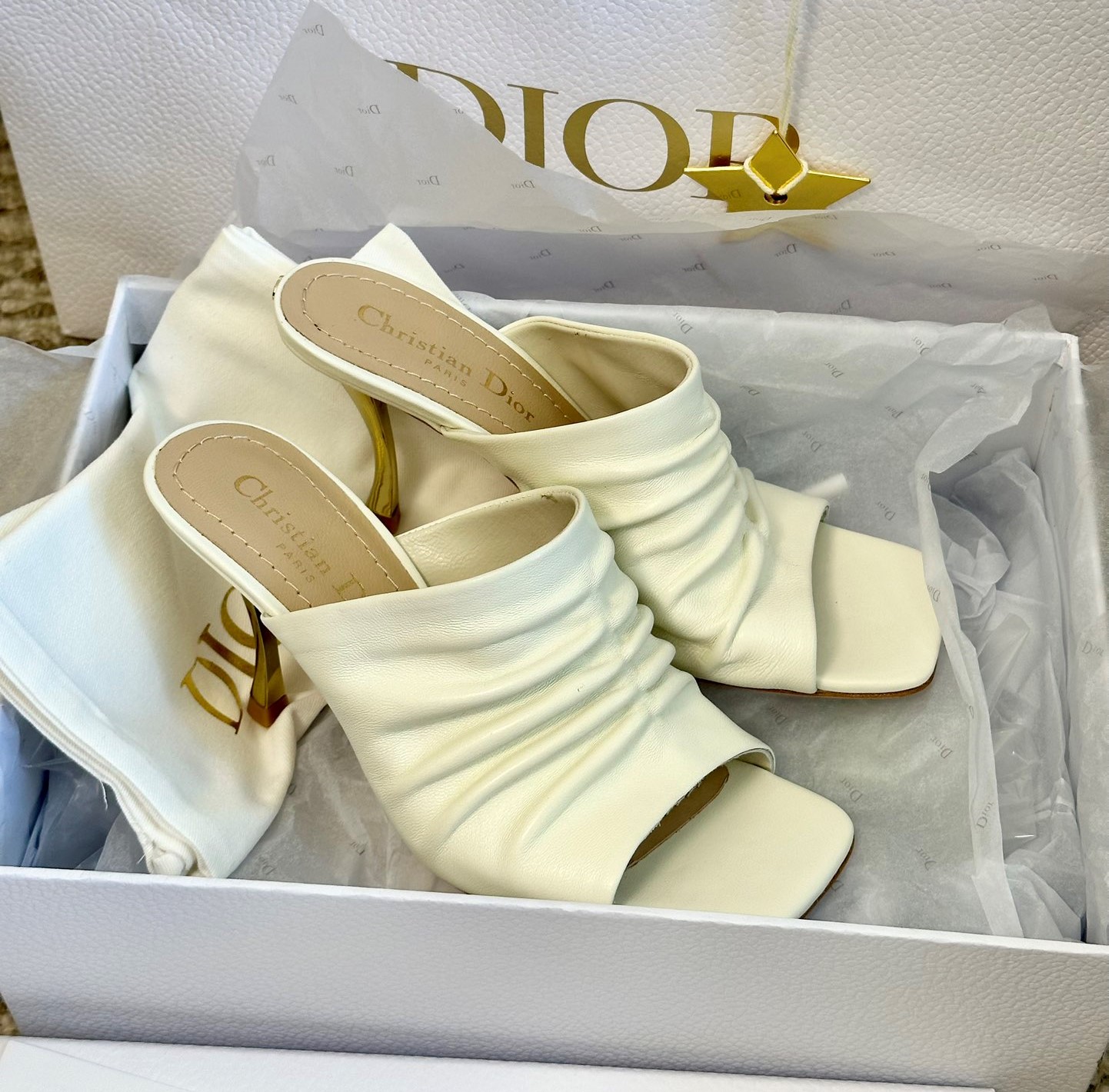 Bagsaaa D10r White Sandals