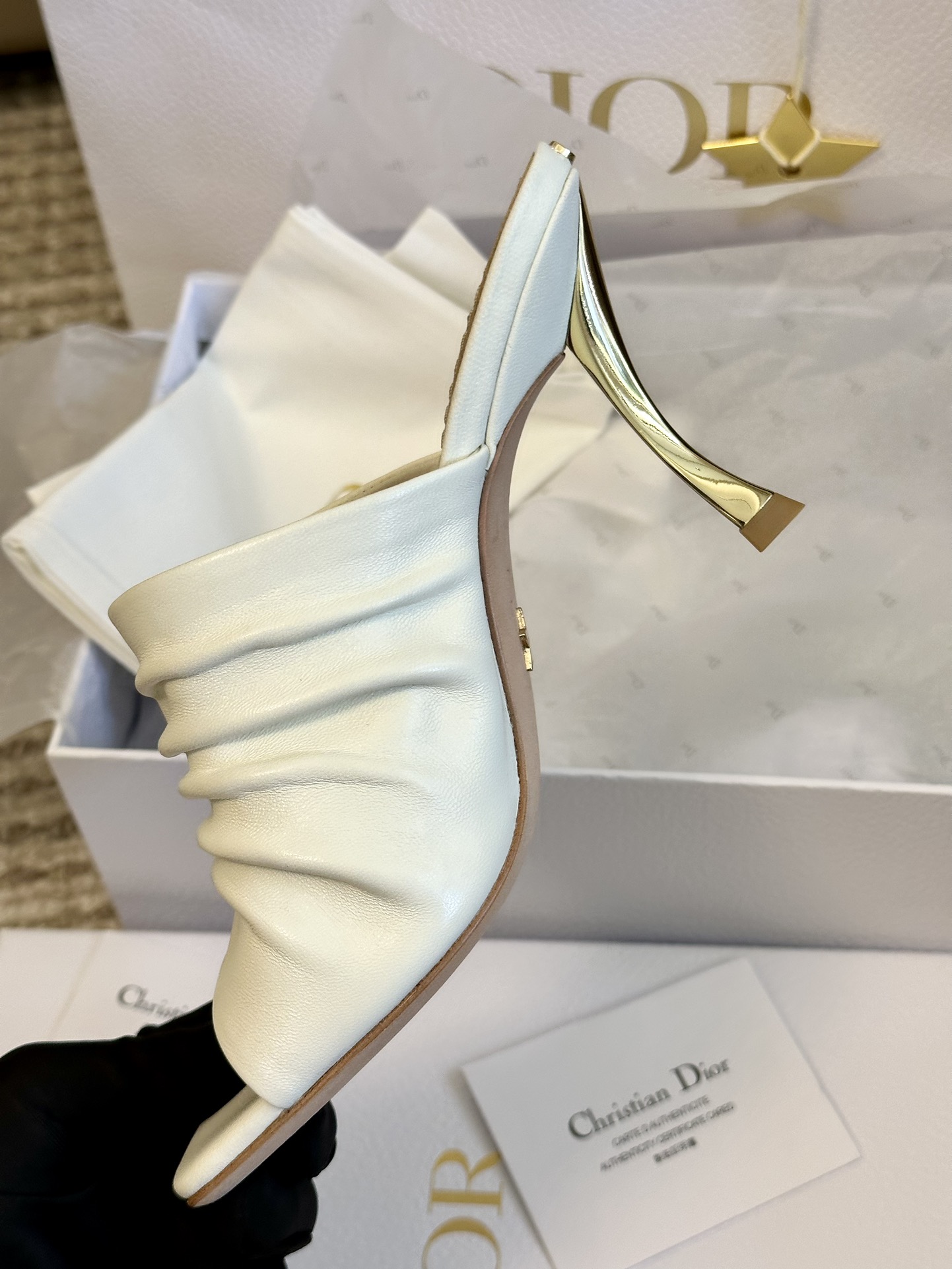 Bagsaaa D10r White Sandals