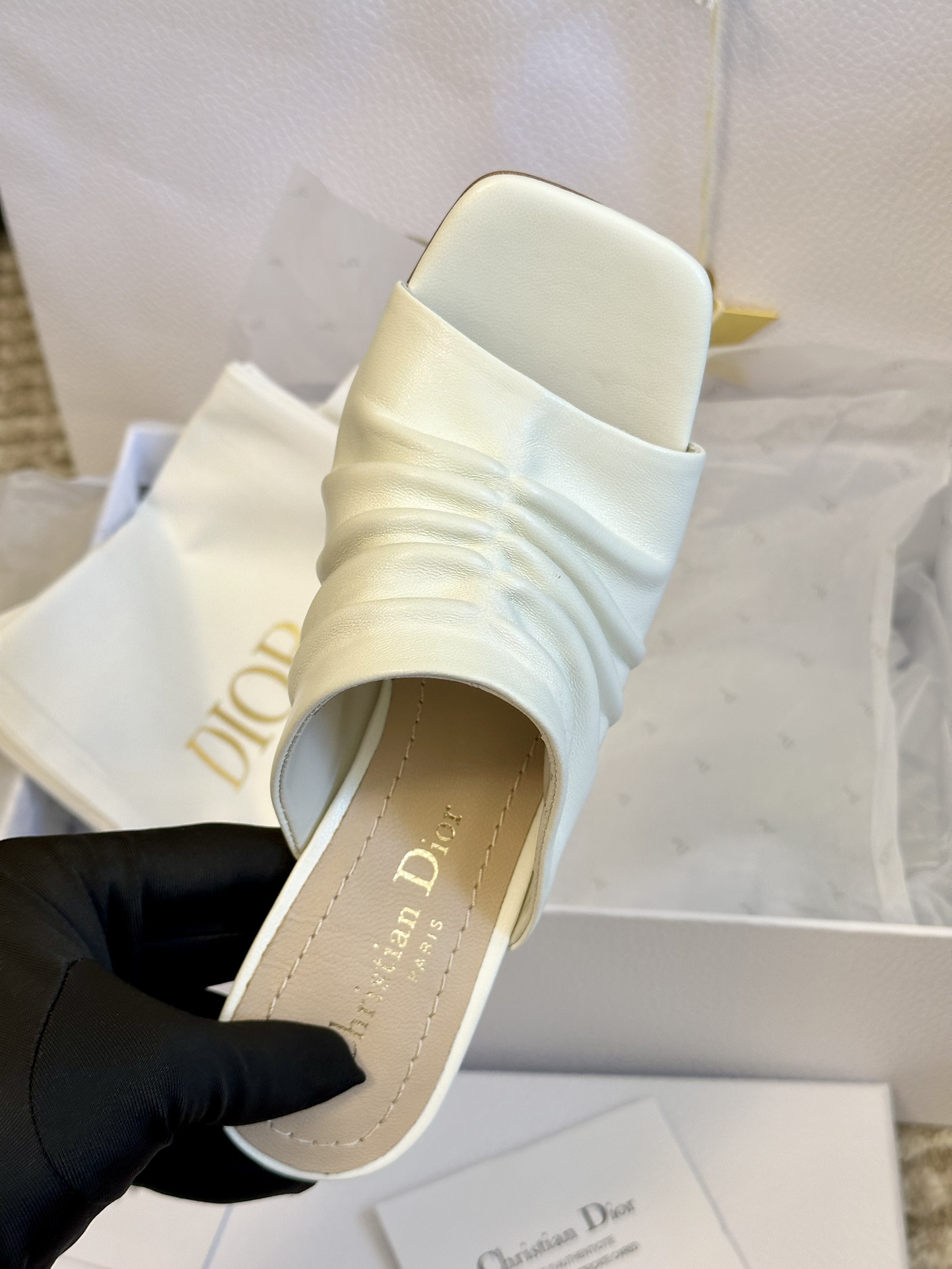 Bagsaaa D10r White Sandals