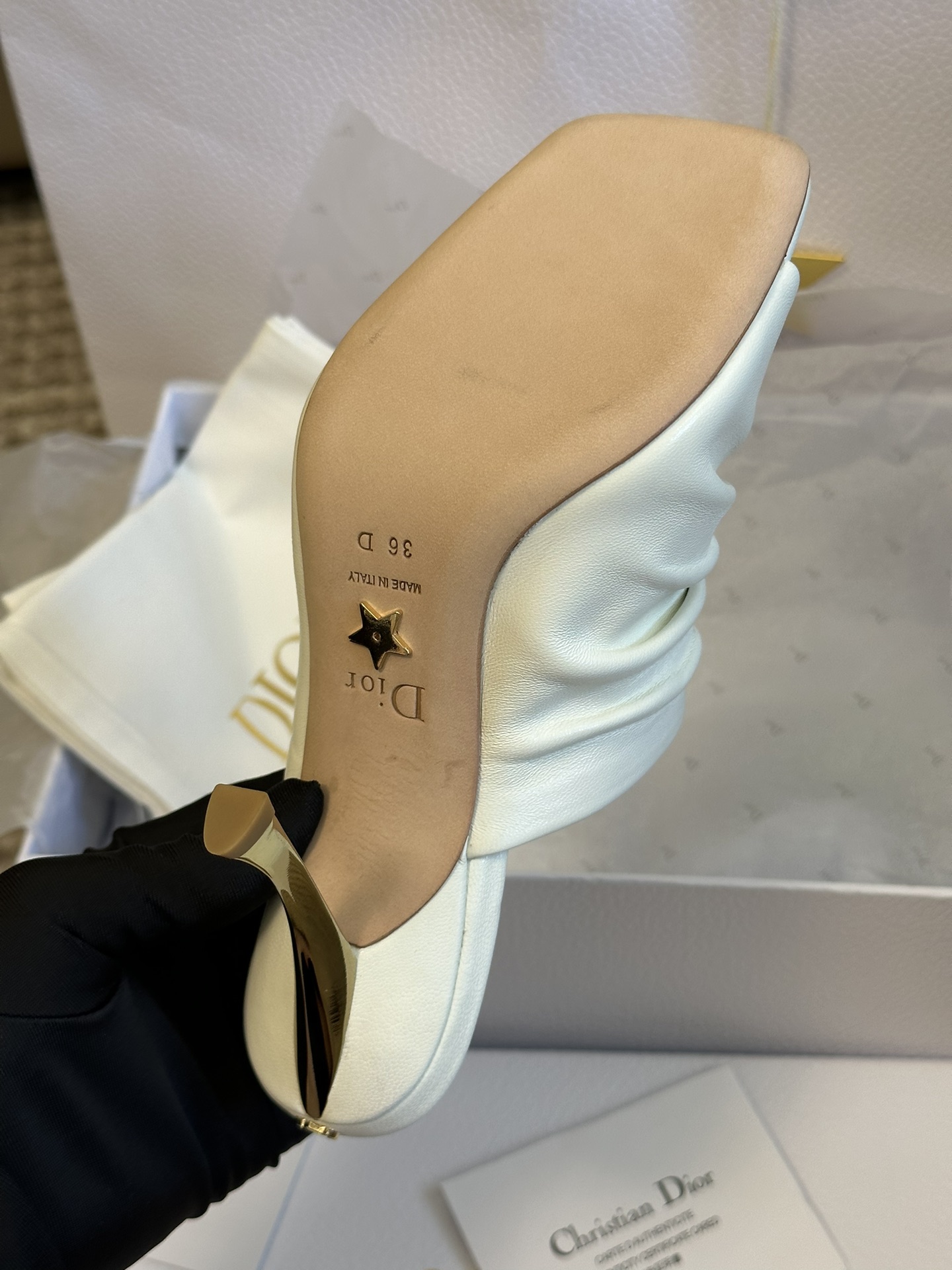 Bagsaaa D10r White Sandals
