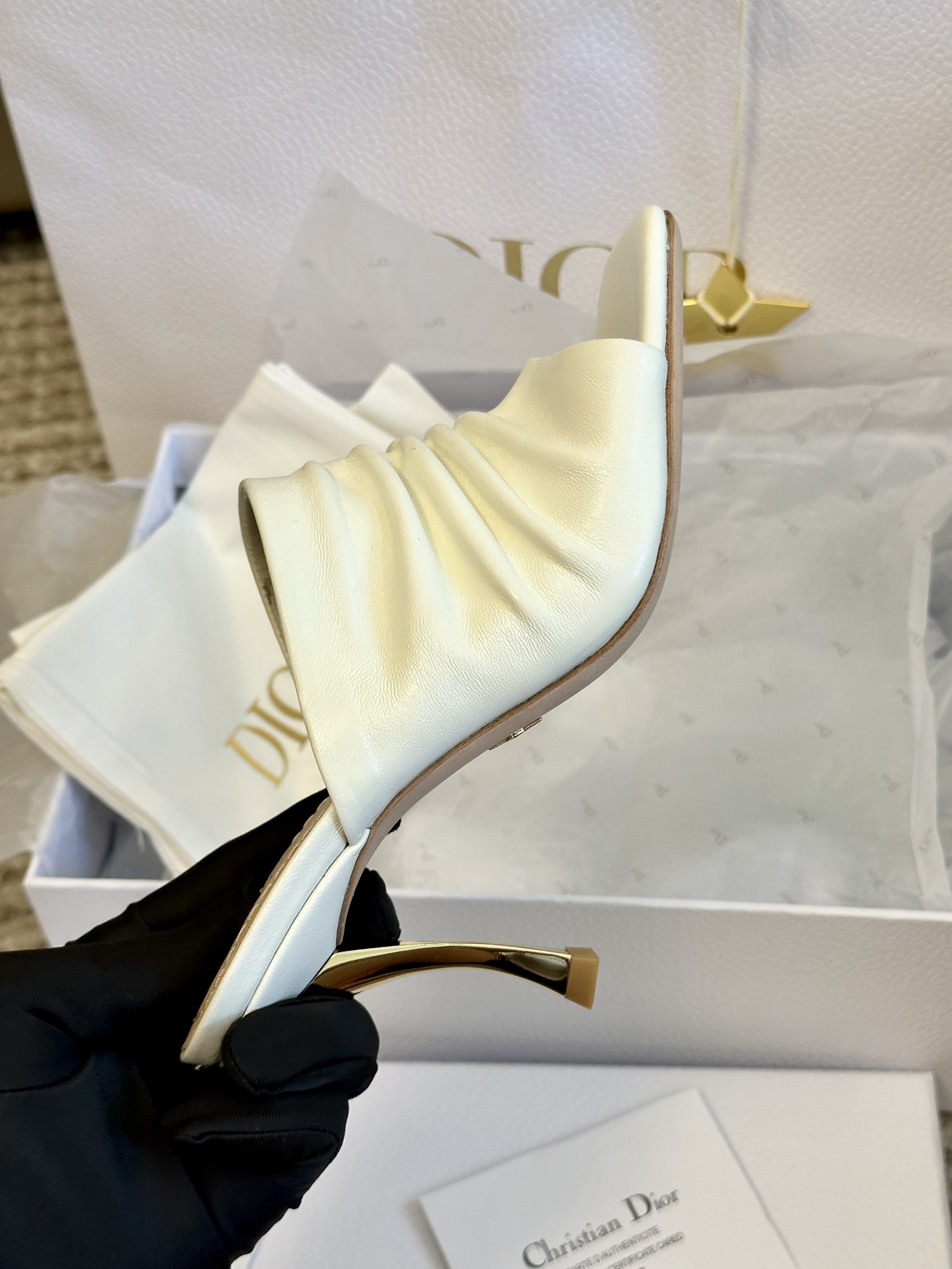 Bagsaaa D10r White Sandals