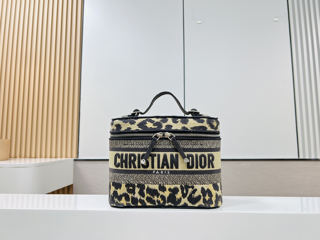 Bagsaaa D10r Vanity Yellow Embroider - 23.5×14×18.5cm