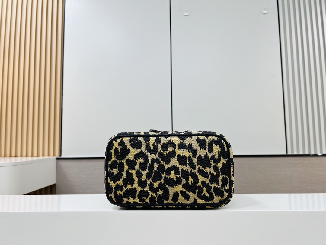Bagsaaa D10r Vanity Yellow Embroider - 23.5×14×18.5cm