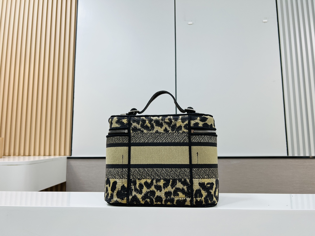Bagsaaa D10r Vanity Yellow Embroider - 23.5×14×18.5cm