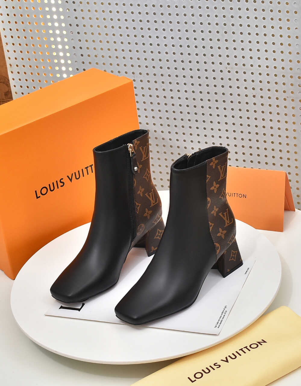 Bagsaaa L0vis Vvtt0n Black Monogram Ankle Boot