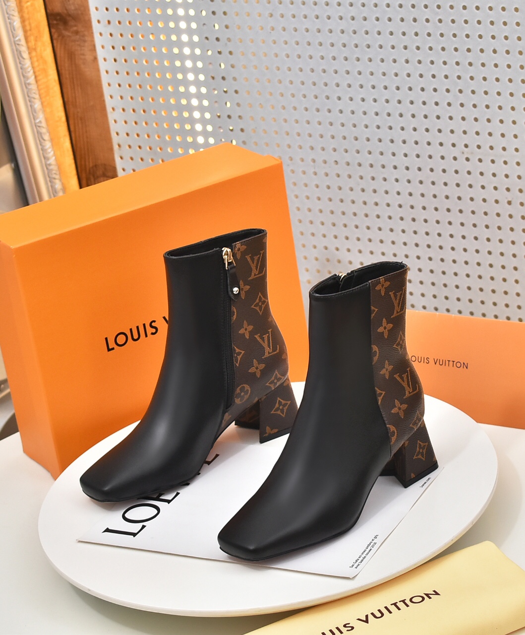 Bagsaaa L0vis Vvtt0n Black Monogram Ankle Boot