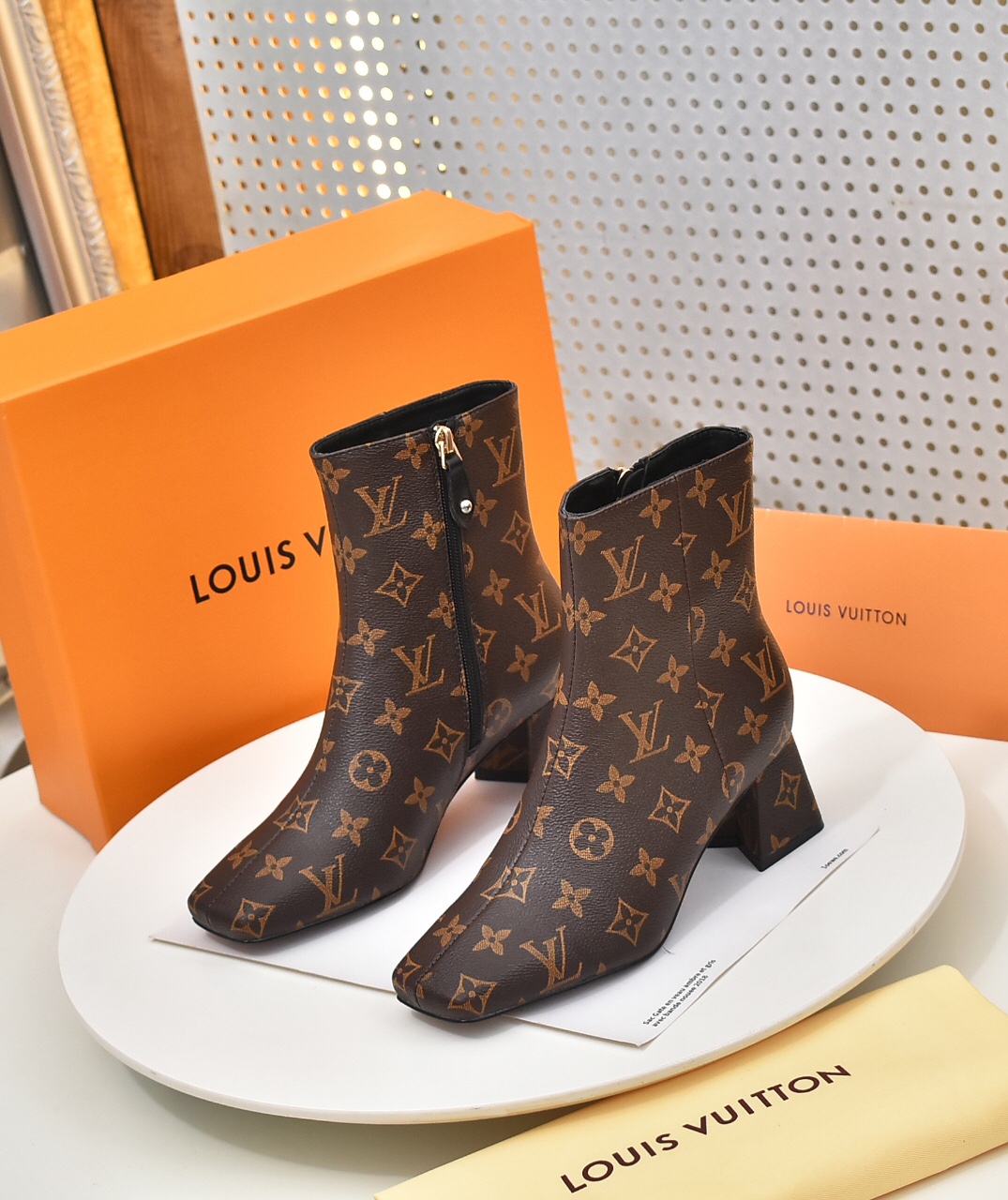 Bagsaaa L0vis Vvtt0n Monogram Ankle Boot