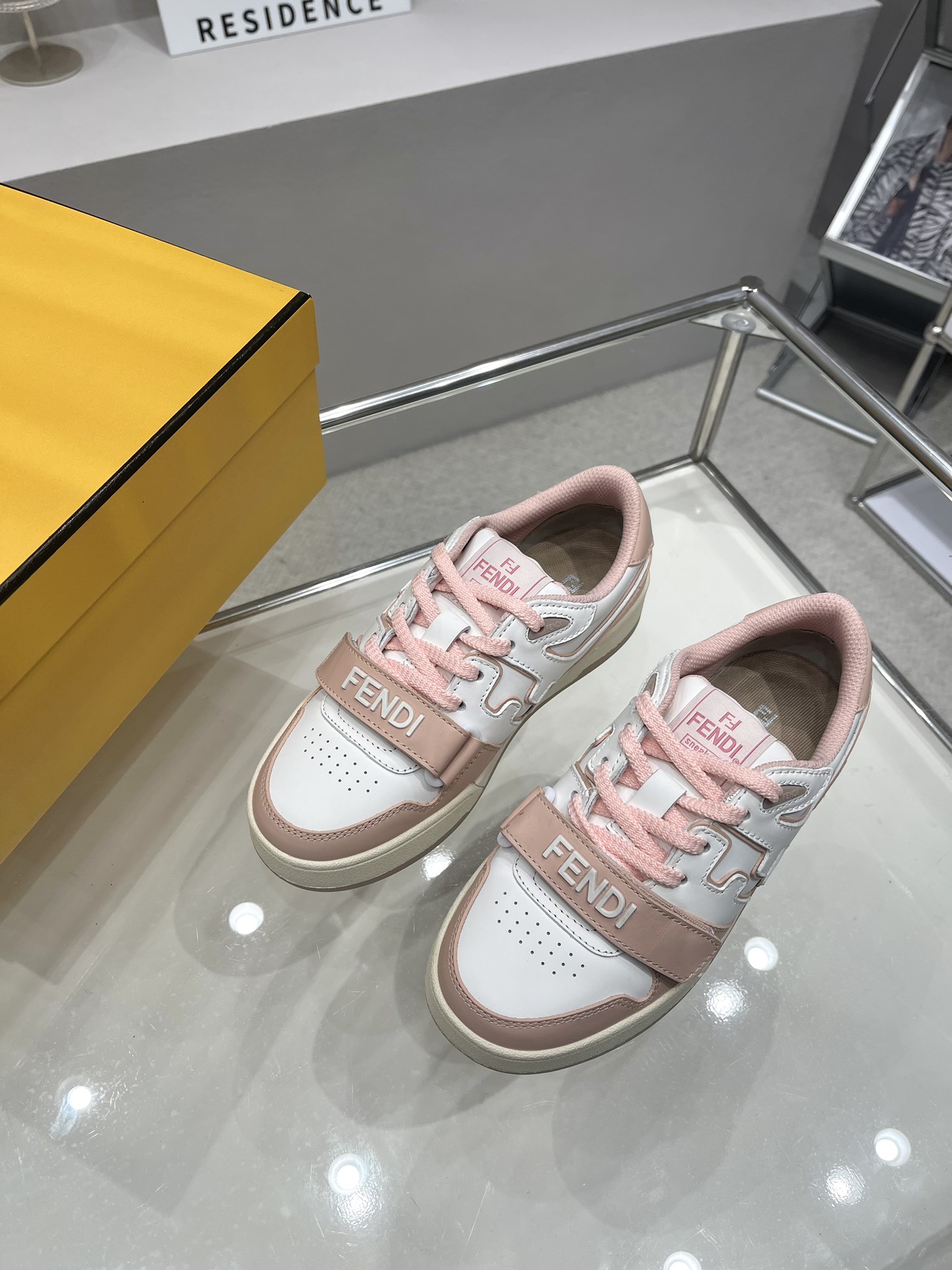 Bagsaaa F**di Match Low Top Sneaker Pink