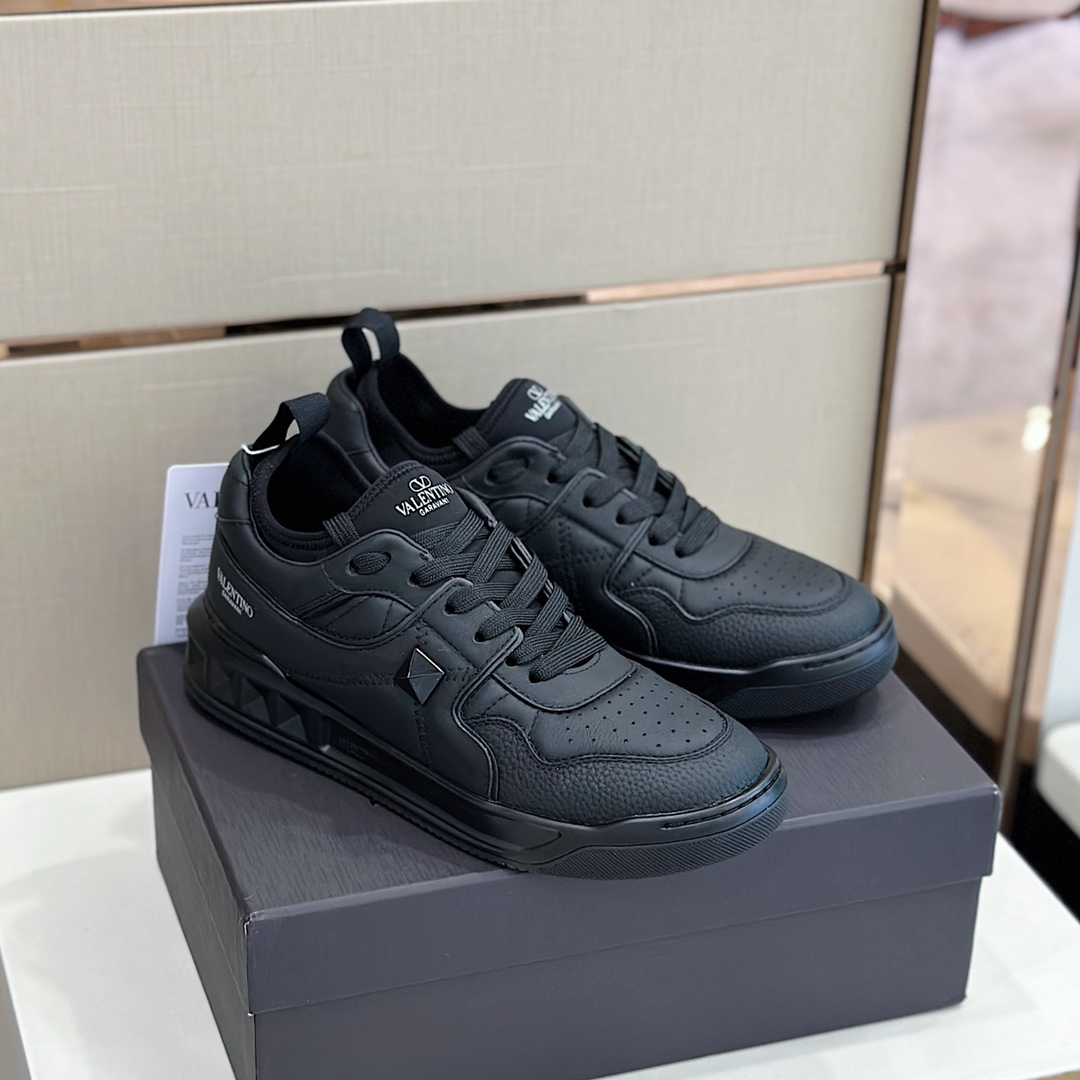 Bagsaaa Va1e*ntin0 On Stud Black Sneaker 