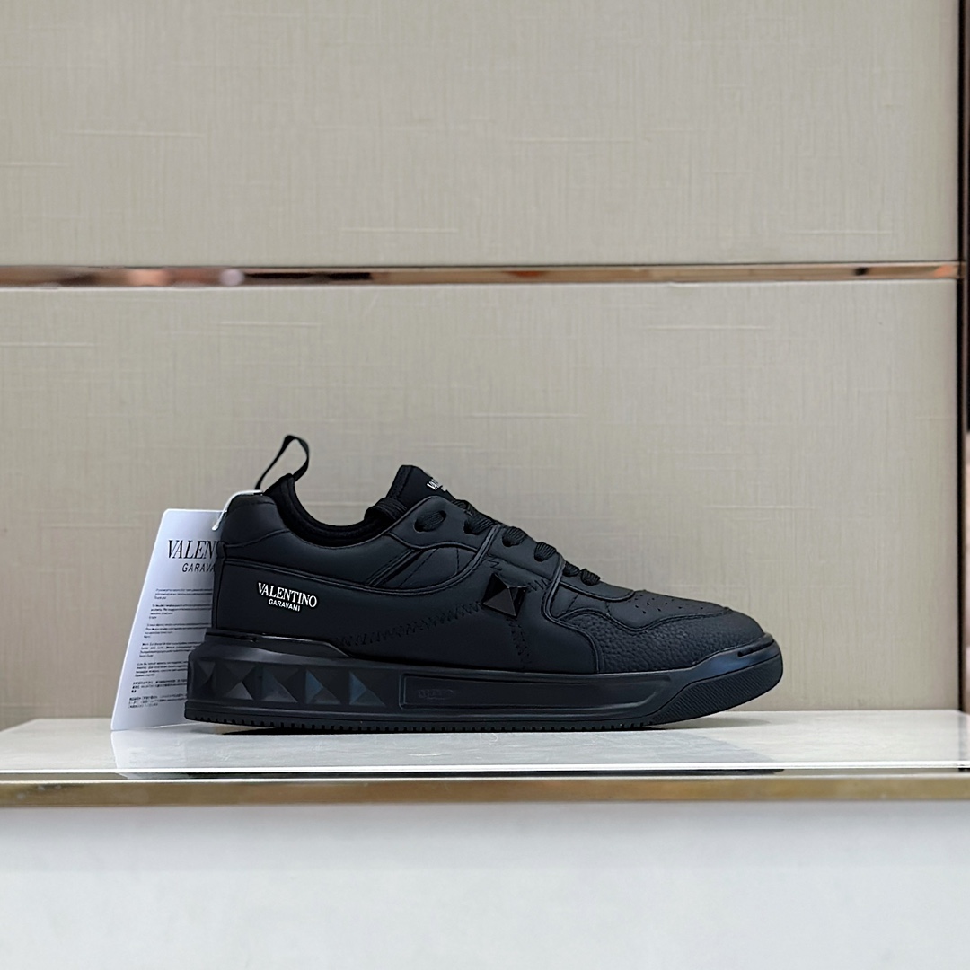 Bagsaaa Va1e*ntin0 On Stud Black Sneaker