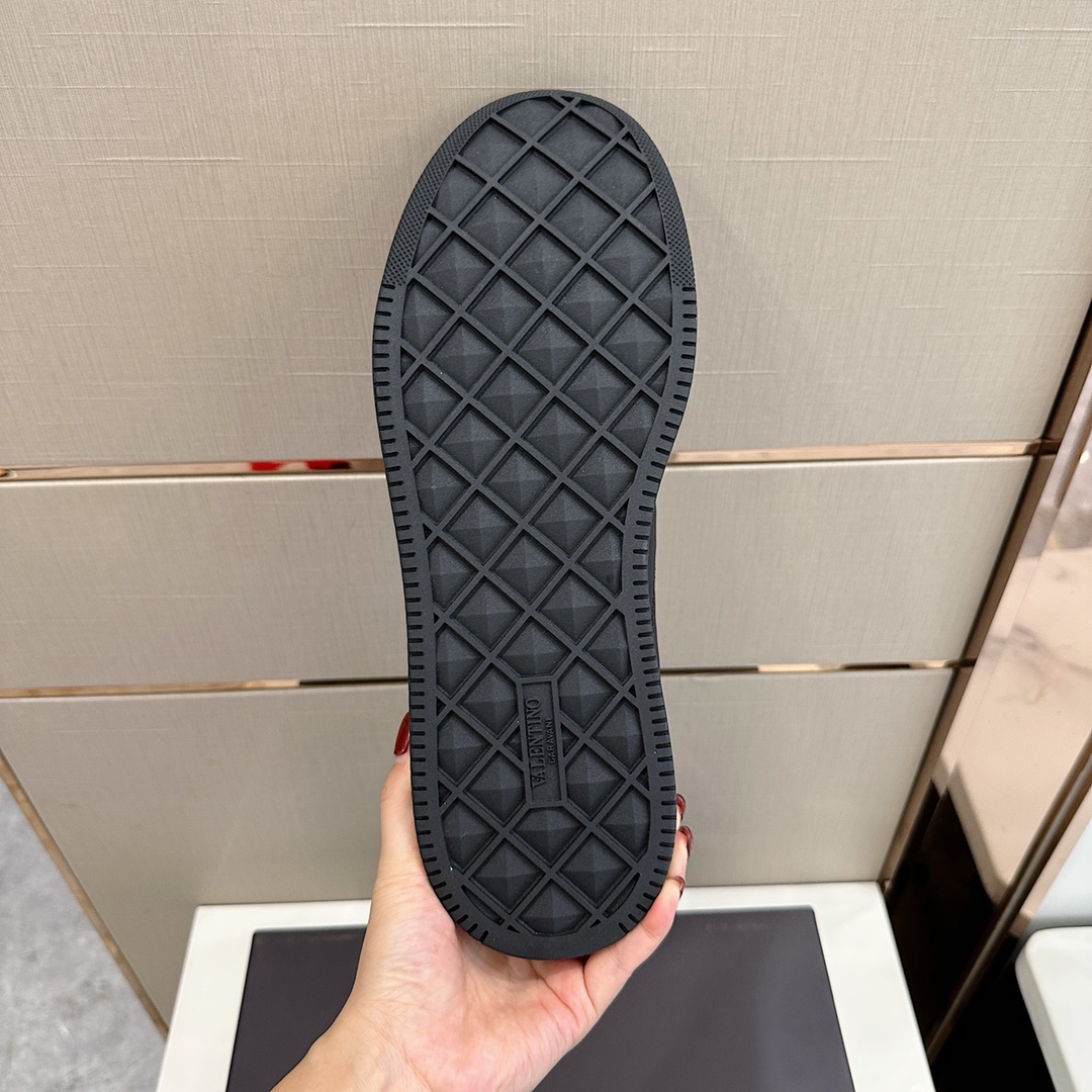 Bagsaaa Va1e*ntin0 On Stud Black Sneaker