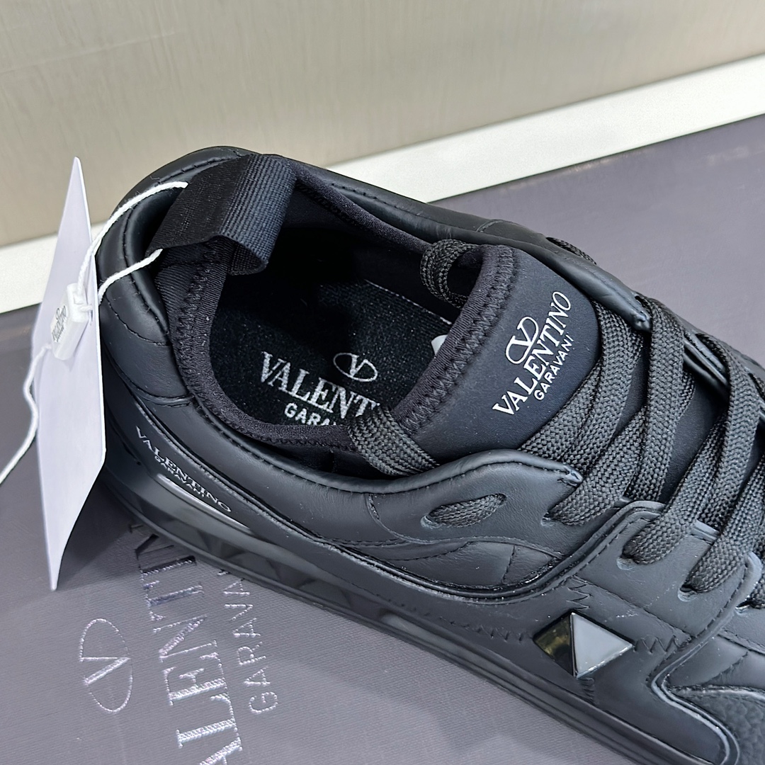 Bagsaaa Va1e*ntin0 On Stud Black Sneaker