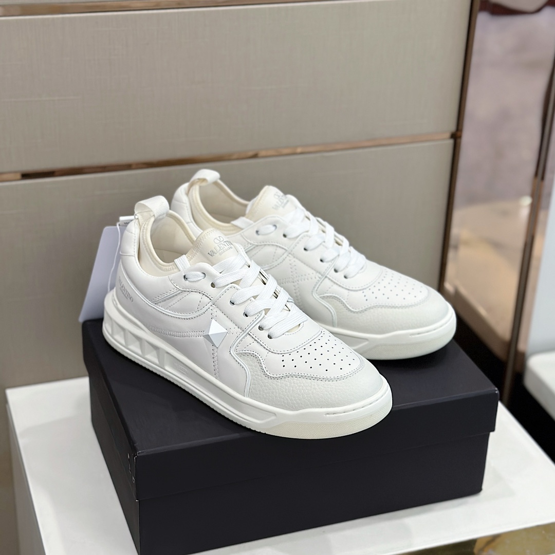 Bagsaaa Va1e*ntin0 On Stud White Sneaker