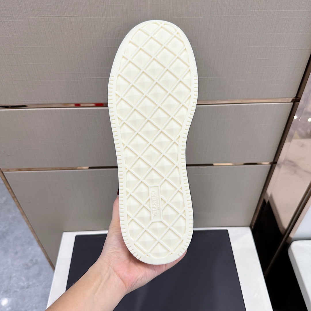 Bagsaaa Va1e*ntin0 On Stud White Sneaker