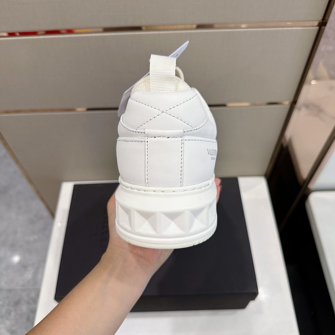 Bagsaaa Va1e*ntin0 On Stud White Sneaker
