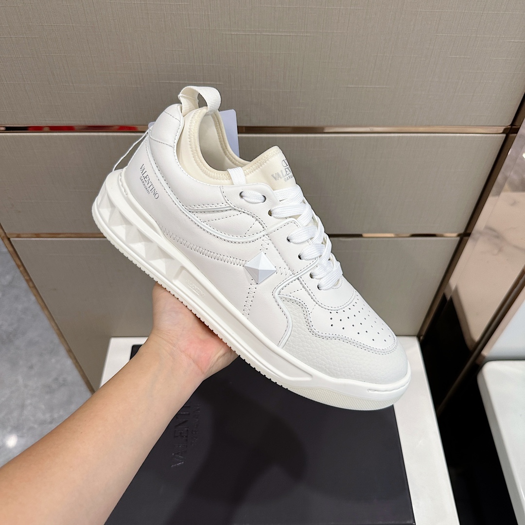 Bagsaaa Va1e*ntin0 On Stud White Sneaker
