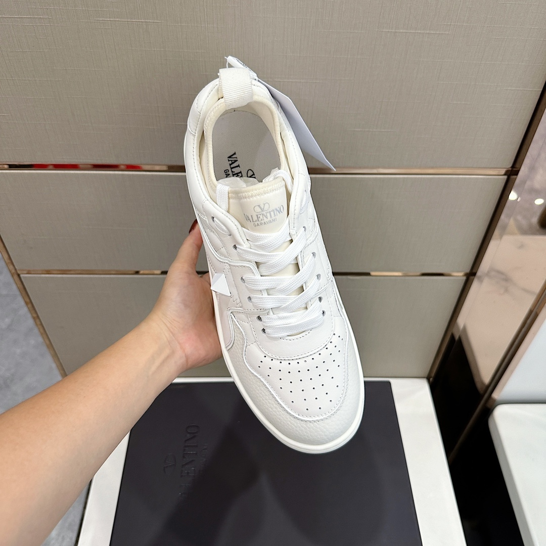Bagsaaa Va1e*ntin0 On Stud White Sneaker