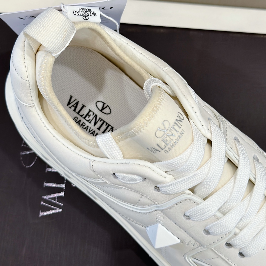 Bagsaaa Va1e*ntin0 On Stud White Sneaker