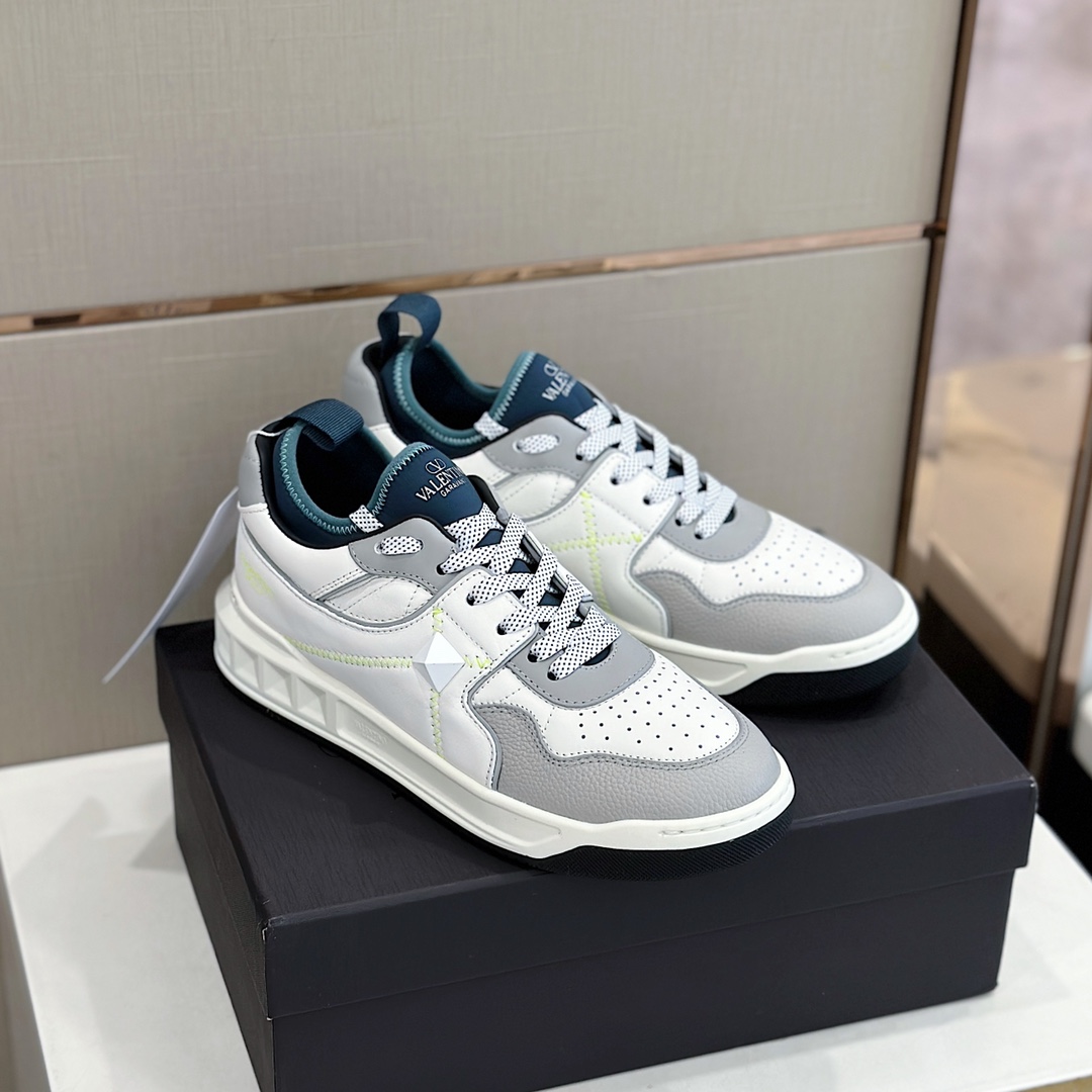 Bagsaaa Va1e*ntin0 On Stud Grey Sneaker