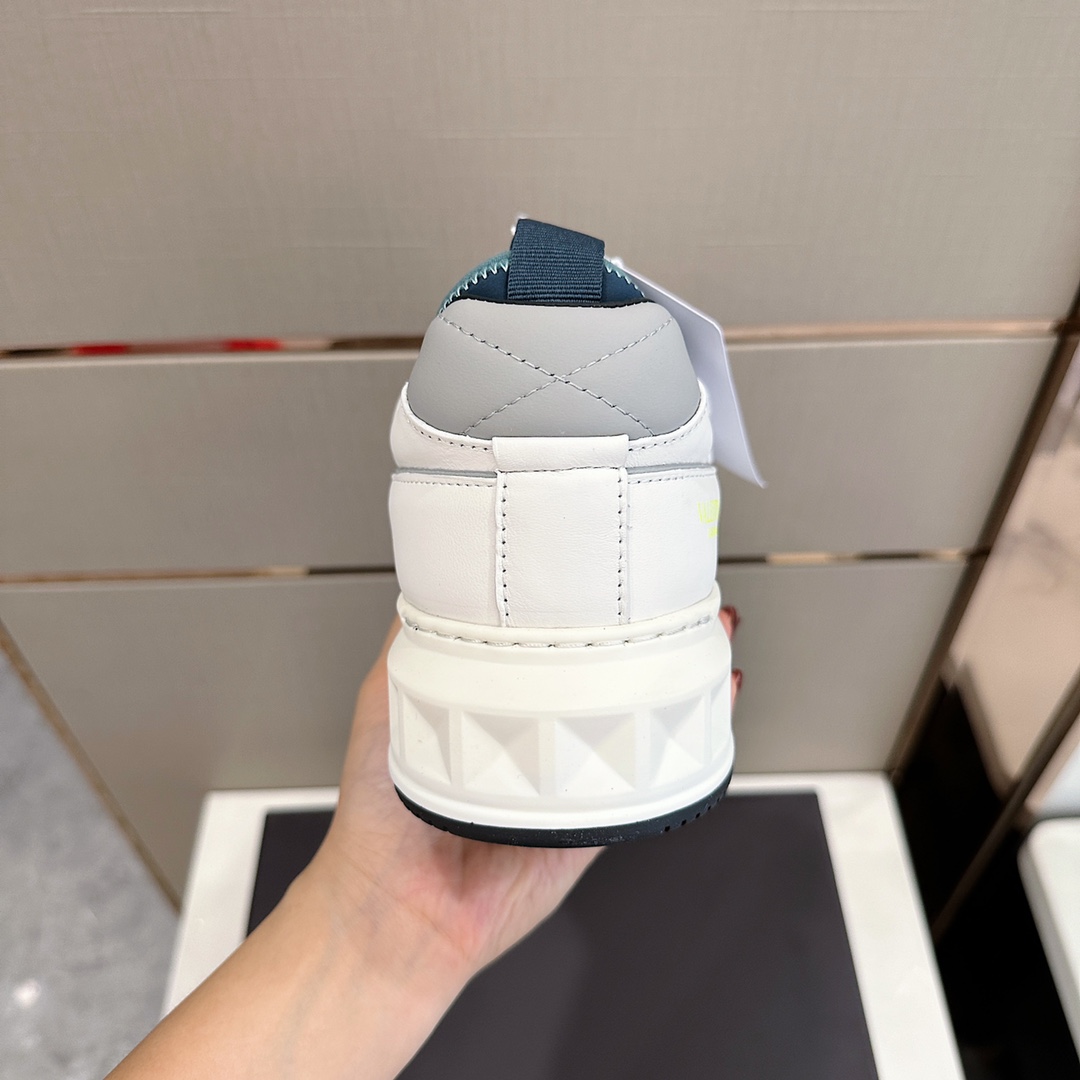 Bagsaaa Va1e*ntin0 On Stud Grey Sneaker