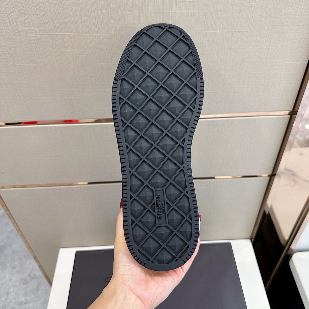 Bagsaaa Va1e*ntin0 On Stud Grey Sneaker
