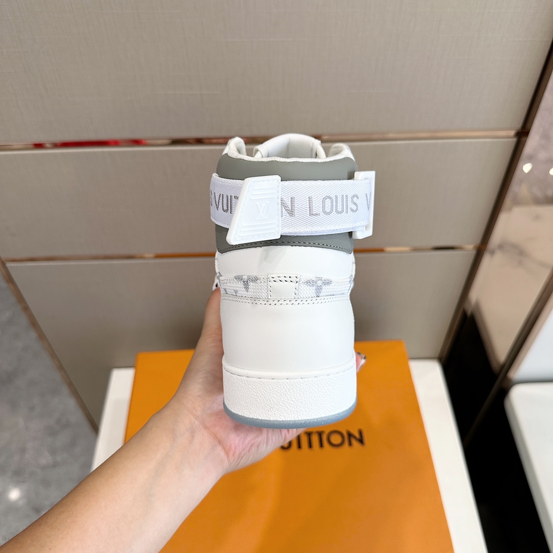 Bagsaaa L0vis Vvtt0n High Top White Sneakers