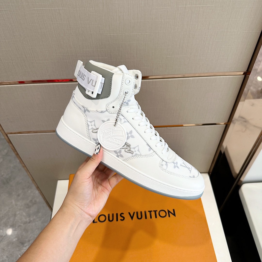 Bagsaaa L0vis Vvtt0n High Top White Sneakers