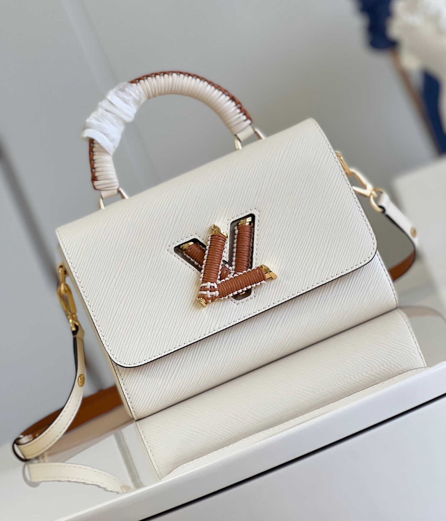 Bagsaaa L0vis Vvtt0n Twist MM Epi Bag White Quartz - 23 x 17 x 9.5 cm
