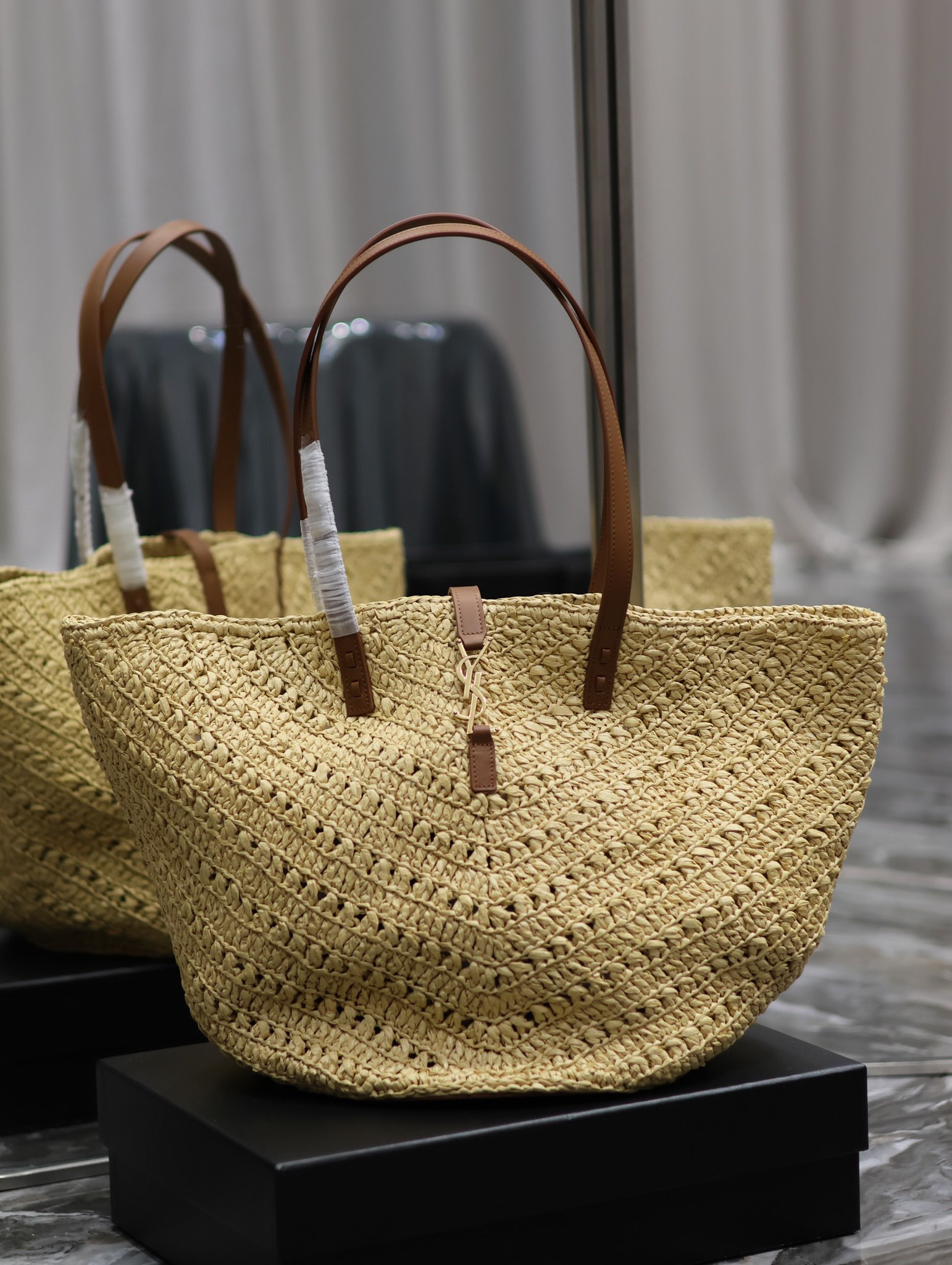 BAGSAAA Y51 PANIER MEDIUM IN RAFFIA AND VEGETABLE-TANNED LEATHER 