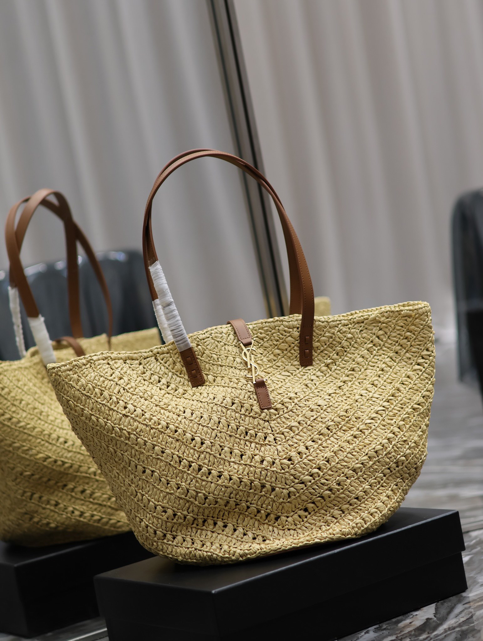 BAGSAAA Y51 PANIER MEDIUM IN RAFFIA AND VEGETABLE-TANNED LEATHER